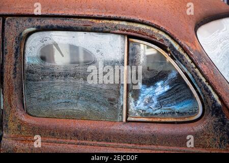 Finestra ghiacciata di un Pontiac arrugginito 6 degli anni '30, auto classica, finestra. Vereiste Scheibe eines verrosteten Pontiac 6 aus den 1930 Jahren, Auto, Oldt Foto Stock