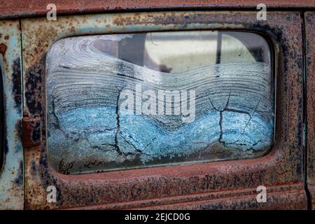 Finestra ghiacciata di un Pontiac arrugginito 6 degli anni '30, auto classica, finestra. Vereiste Scheibe eines verrosteten Pontiac 6 aus den 1930 Jahren, Auto, Oldt Foto Stock