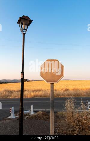 Segnale di stop sbiadito dal sole nella spagna meridionale Foto Stock