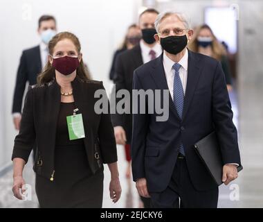 Il giudice Merrick Garland arriva a testimoniare davanti a un'audizione del Comitato giudiziario del Senato sulla sua nomina a procuratore generale degli Stati Uniti su Capitol Hill a Washington, DC il 22 febbraio 2021. Foto di Kevin Dietsch/UPI Foto Stock