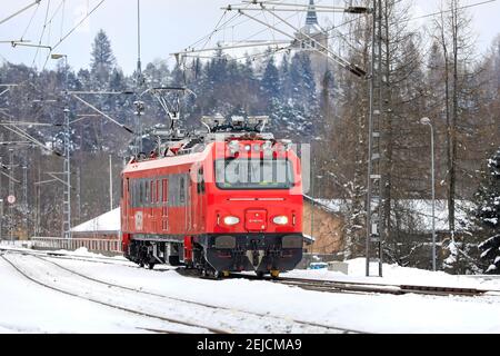 Ttr99 MEERI veicolo d'ispezione in pista da parte della Mermec italiana su pista diagnostica sulla Ferrovia costiera finlandese, in arrivo a Salo, Finlandia. Feb 12, 2021. Foto Stock