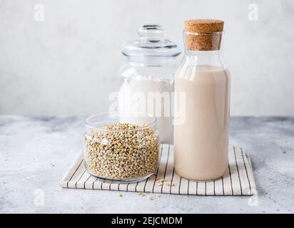 Prodotti di grano saraceno in vasi di vetro Foto Stock