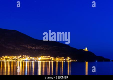 Un paesaggio urbano notturno del villaggio di la Azohia e Santa Torre della fortezza di Elena sulla costa di Murcia Foto Stock