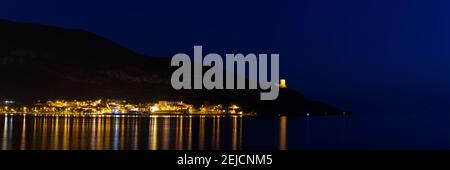 Un paesaggio notturno panoramico del villaggio di la Azohia e il Torre della fortezza di Santa Elena sulla costa di Murcia Foto Stock