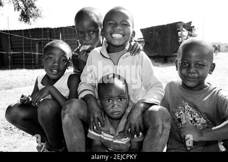 JOHANNESBURG, SUDAFRICA - 20 febbraio 2021: Soweto, Sudafrica - 7 settembre 2011: Piccolo gruppo di bambini africani che si propongono per una foto e un disp Foto Stock