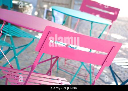 Lockdown, in un ristorante, sedie vuote e colorate all'aperto Foto Stock