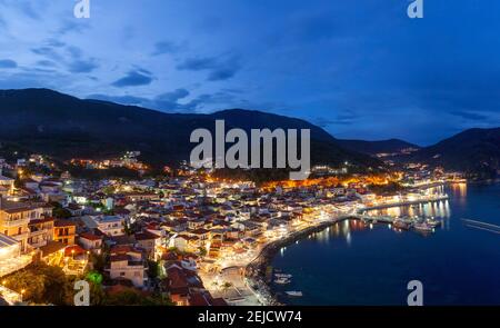 Parga città, paesaggio notturno panoramico dal castello della città, durante l'ora blu, nella prefettura di Preveza, regione Epiro, Grecia, Europa Foto Stock