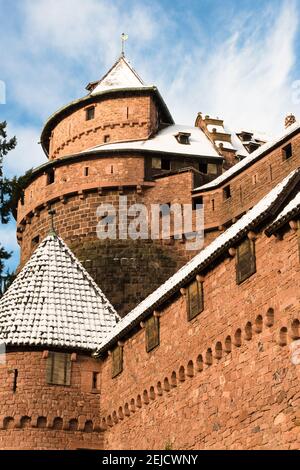 Torre del castello di Haut-Koenigsbourg, nella neve in inverno, Alsazia, Francia Foto Stock