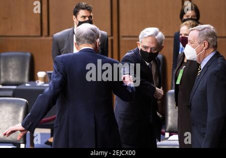 Washington, Stati Uniti. 22 Feb 2021. Il giudice Merrick Garland parla con il Presidente del Comitato giudiziario Richard Durbin, D-il, (R) e il Sen. Chuck Grassley, R-IA, membro della classifica, quando arriva a testimoniare davanti a un'audizione del Comitato giudiziario del Senato sulla sua nomina a procuratore generale degli Stati Uniti a Capitol Hill a Washington, DC il 22 febbraio 2021. Foto di Bill Clark/UPI Credit: UPI/Alamy Live News Foto Stock