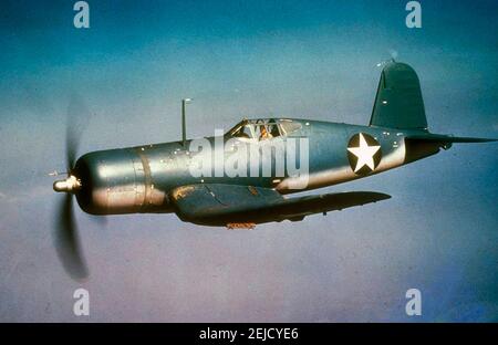 Un combattente Corsair della marina statunitense Vought F4U-1 in volo, circa 1942. Foto Stock