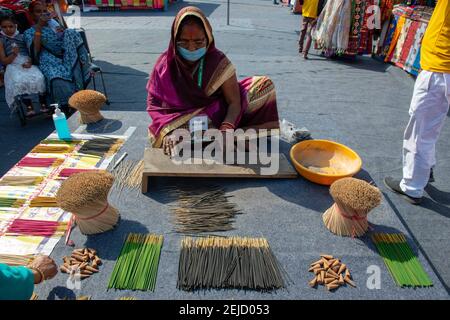 Nuova Delhi, India. 22 Feb 2021. Una donna fa i bastoni di incenso manualmente durante la 26.a edizione della fiera di Hunar Haat.la 26.a edizione della fiera di Hunar Haat organizzata dal Ministero degli Affari delle minoranze allo stadio Jawaharlal Nehru dove più di 600 artigiani e artigiani da 31 Stati e territori dell'Unione partecipano all'Hunar Haat giusto. Credit: SOPA Images Limited/Alamy Live News Foto Stock