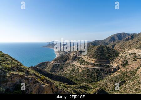 Strada panoramica e tortuosa di montagna sulla Costa de Almeria in Spagna meridionale Foto Stock