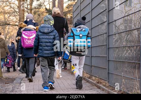 Berlino, Germania. 22 Feb 2021. Gli studenti sono visti sulla strada per una scuola elementare a Berlino, capitale della Germania, il 22 febbraio 2021. Secondo i media locali, alcune scuole e centri di assistenza diurna in Germania hanno riaperto lunedì con misure di prevenzione COVID-19. Credit: Stefan Zeitz/Xinhua/Alamy Live News Foto Stock