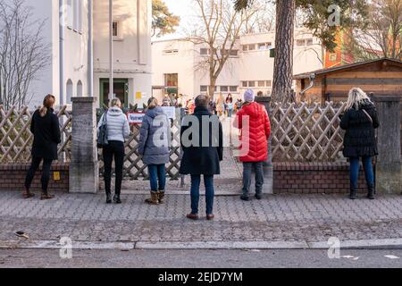 Berlino, Germania. 22 Feb 2021. I genitori sono visti all'ingresso di una scuola elementare a Berlino, capitale della Germania, 22 febbraio 2021. Secondo i media locali, alcune scuole e centri di assistenza diurna in Germania hanno riaperto lunedì con misure di prevenzione COVID-19. Credit: Stefan Zeitz/Xinhua/Alamy Live News Foto Stock