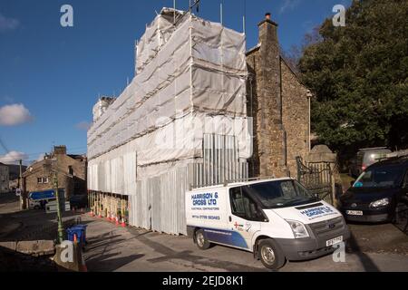 Impalcature coperte, lavori di ristrutturazione nascosti al Folly in Settle Foto Stock