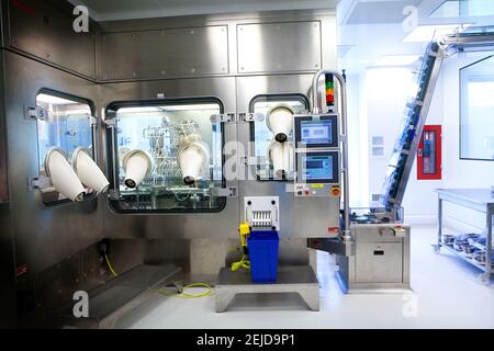 Fabbricazione di preparazioni iniettabili, riempimento automatico di siringhe in ambiente sterile. Foto Stock