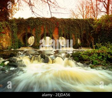 Acqua fluente veloce attraverso i cults, Regno Unito, Cheshire, Foto Stock