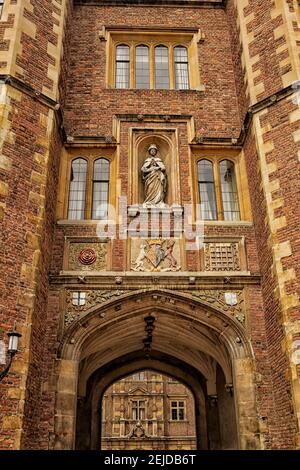Queens College Old Court e porta principale alla Cambridge University, Cambridge, Inghilterra, Regno Unito Foto Stock