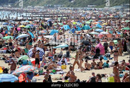 File photo datato 02/06/20 di persone sulla spiaggia di Bournemouth, Dorset, come il primo ministro Boris Johnson ha svelato i piani da tempo attesi su come le misure di blocco saranno attenuate in Inghilterra. Data di emissione: Lunedì 22 febbraio 2021. Foto Stock