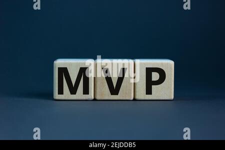 MVP, simbolo del prodotto minimo. Cubetti di legno con la parola MVP, prodotto minimo vitale. Splendido sfondo grigio. Business e MVP, minimo viabl Foto Stock