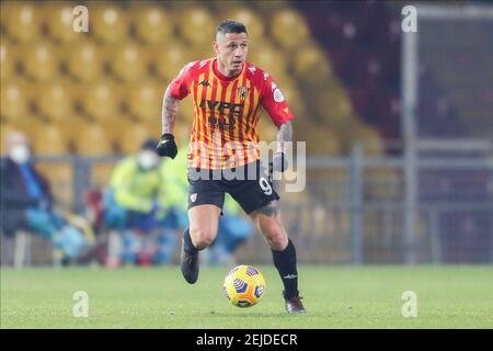 L'attaccante italiano di Benevento Gianluca Lapadula controlla il pallone durante la partita di calcio della serie A tra Benevento e ROMA allo stadio del Ciro Vigorito, Benevento, il 21 febbraio 2021 Foto Stock