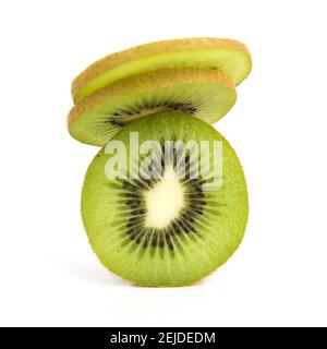 Kiwi appena tagliato impilato su un pezzo intero in un ambiente luminoso Foto Stock