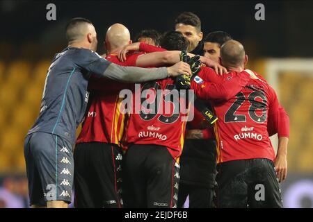 Benevento festeggia il punto conquistato durante la partita di calcio tra Benevento e Roma allo stadio Ciro Vigorito di Benevento, Italia, il 21 febbraio 2021 Foto Stock