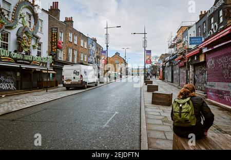 Vuota Camden High Street a causa della chiusura dei negozi E ristoranti in tutto il paese causato dall'epidemia di Coronavirus Foto Stock