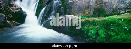 Acqua che cade dalle rocce, South Fork Cascade Canyon Trail, Grand Teton National Park, Wyoming, Stati Uniti Foto Stock
