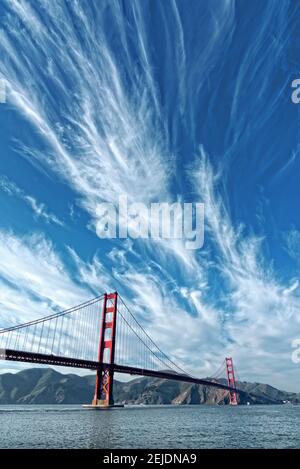 Ponte sospeso sull'oceano Pacifico, Golden Gate Bridge, San Francisco Bay, San Francisco, California, Stati Uniti Foto Stock