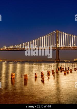 Ponte sospeso sull'oceano Pacifico illuminato di notte, Bay Bridge, San Francisco Bay, San Francisco, California, STATI UNITI Foto Stock