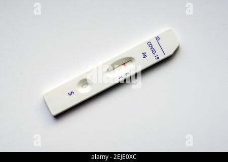 Corona Rapid test: La cassetta di prova mostra un test rapido dell'antigene Covid-19 negativo della società cinese Joinstar Biomedical utilizzando un campione di saliva. --- Corona-Schnelltest: Testkassette zeigt einen durch eine Speichelprobe vorgenommenen negativen Covid-19 Antigen-Schnelltest der chinesischen Firma Joinstar Biomedical. Foto Stock