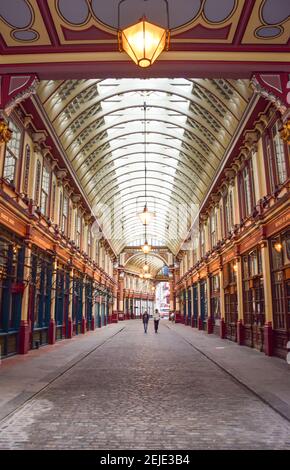 Un paio di passi davanti ai negozi chiusi al mercato di Leadenhall. Londra, Regno Unito. Foto Stock