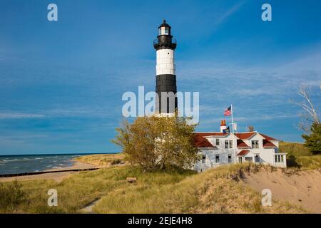 Faro sulla costa, Faro di Big Sable Point, Lago Michigan, Ludington, Mason County, Michigan, STATI UNITI Foto Stock