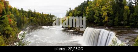 Vista elevata della cascata, delle cascate Tahquamenon, del Tahquamenon Falls state Park, della contea di Chippewa, Michigan, Stati Uniti Foto Stock