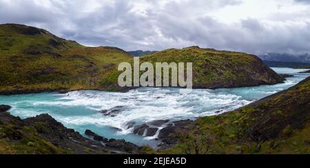 Vista elevata delle cascate di Salto Grande, del fiume Paine, del Parco Nazionale Torres del Paine, Patagonia, Cile Foto Stock