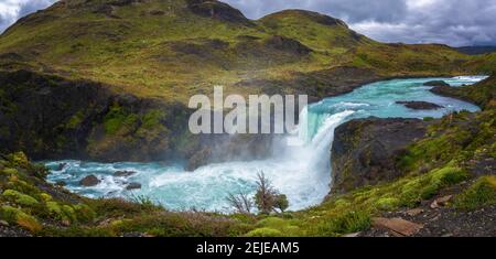 Vista elevata delle cascate di Salto Grande, del fiume Paine, del Parco Nazionale Torres del Paine, Patagonia, Cile Foto Stock