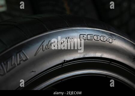 Krasnoyarsk, Russia 22 febbraio 2021: Nuovi pneumatici Bridgestone potenza adrenalin RE 004. Parete laterale con logo. Foto Stock