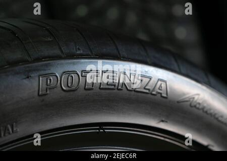 Krasnoyarsk, Russia 22 febbraio 2021: Nuovi pneumatici Bridgestone potenza adrenalin RE 004. Parete laterale con logo. Foto Stock