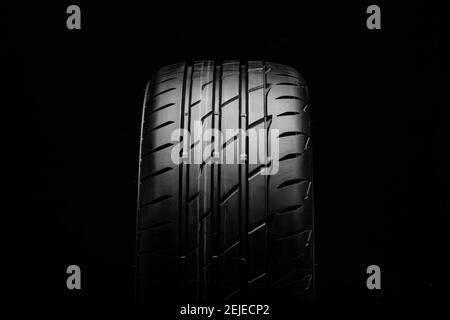 KRASNOYARSK, Russia 22 febbraio 2021: Nuovi pneumatici Bridgestone potenza adrenalin RE 004. Vista frontale su sfondo nero. Foto Stock