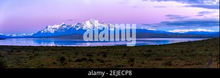 Vista del lago Sarmiento e Cordillera Paine all'alba, Parco Nazionale Torres del Paine, Patagonia, Cile Foto Stock