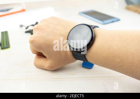 nuovo bracciale fitness intelligente con schermo nero vuoto Foto Stock