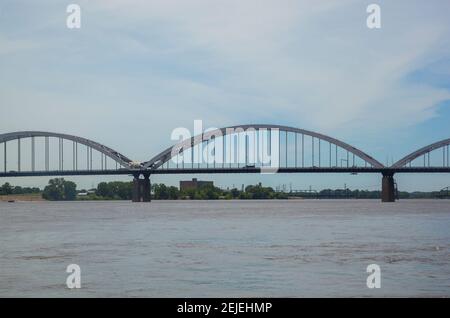 Centennial Bridge che attraversa il fiume Mississippi, tra Rock Island, Illinois e Davenport, Iowa, USA Foto Stock