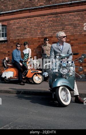 GRAN BRETAGNA / Inghilterra / Londra /mods su vespa e. lambretta scooter posing a londra Foto Stock