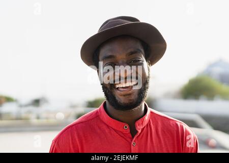 Felice uomo africano che si diverte sorridendo davanti alla macchina fotografica Foto Stock