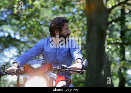 L'imprenditore industriale italiano Giovanni Castiglioni guida una moto MV Agusta. Foto Stock