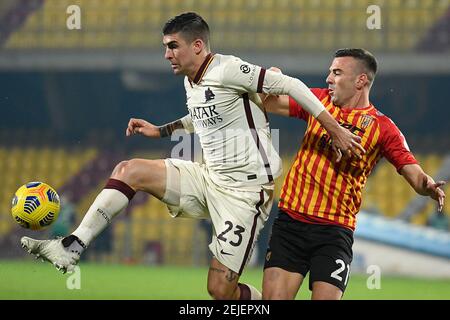 Benevento, Italia. 21 Feb 2021. Gianluca Mancini di AS Roma e Gabriele Moncini di Benevento Calcio in azione durante la Serie A partita tra Benevento Calcio e Roma allo Stadio Ciro Vigorito il 21 febbraio 2021 a Benevento, Italia. (Foto di Roberto Ramaccia/Agenzia fotografica INA) Credit: Sipa USA/Alamy Live News Foto Stock