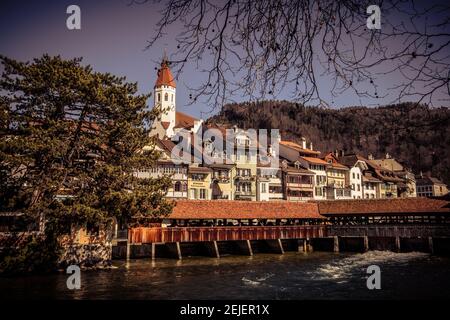 Vista panoramica della città di Thun, con il fiume Aare sullo sfondo e la città sullo sfondo, Thun, Svizzera Foto Stock