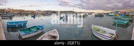 Barca ormeggiata in un porto, Marsaxlokk Bay, Malta Foto Stock