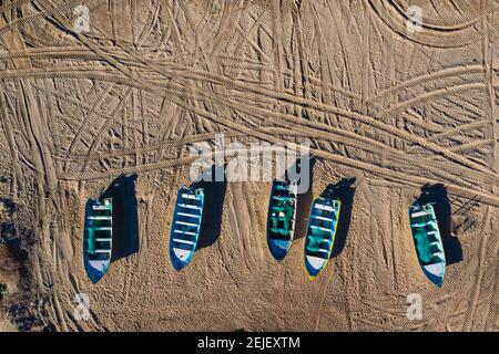 Barche da pesca, pangas, barche, sulla riva della spiaggia e comunità di pescatori Sahuimaro, sonora, Messico. Deserto di sonora, Golfo della California..... (Foto: LuisGutierrez / NortePhoto.com).... Botes de pesca, pangas, lanchas, a la orilla de la playa y comunidad de pescadores Sahuimaro, sonora, Messico. Desierto de sonora, golfo de California (Photo:LuisGutierrez/NortePhoto.com) Foto Stock